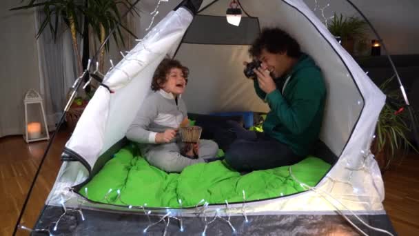 ヨーロッパ イタリア ミラノ Covid 19中に自宅で父と息子の子供コロナウイルスはテントキャンプ場に座ってロックダウン — ストック動画