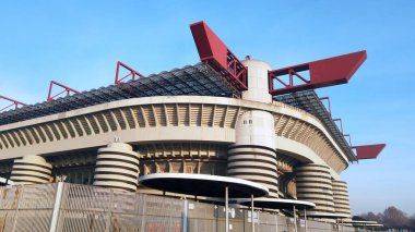 San Siro, Giuseppe Meazza futbol stadyumu, Uluslararası FC, Milan FC, modern spor arenası.