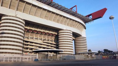 San Siro, Giuseppe Meazza futbol stadyumu, Uluslararası FC, Milan FC, modern spor arenası.