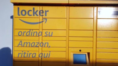 Avrupa, İtalya, MILAN Aralık 2021, Sarı Amazon dolabı - İnternet üzerinden satın alınan malları sipariş edin ve toplayın
