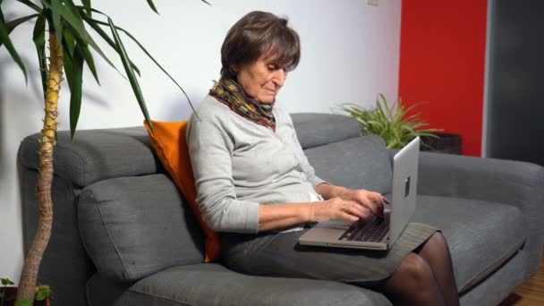 Stará Žena Věku Let Doma Sedí Pohovce Během Covid Coronavirus — Stock video