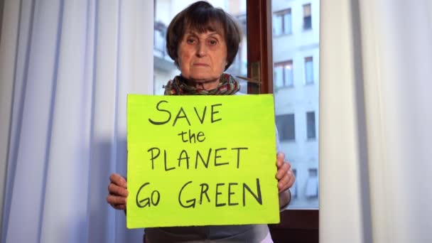 Mujer Activista Años Una Protesta Casa Contra Calentamiento Global Cambio — Vídeo de stock
