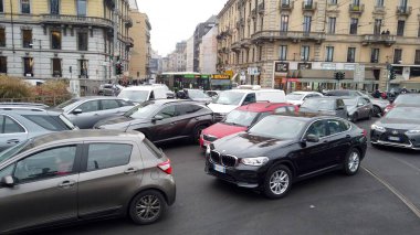 Avrupa, İtalya, Milan Aralık 2021 - Cadorna şehir merkezinde sıkışık bir trafik arabası - arabanın kuyruğu durdu ve atmosferdeki Pm10 kirliliği - gaz ve petrol, iklim değişikliği ve küresel ısınma