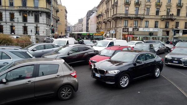 Avrupa, İtalya, Milan Aralık 2021 - Cadorna şehir merkezinde sıkışık bir trafik arabası - arabanın kuyruğu durdu ve atmosferdeki Pm10 kirliliği - gaz ve petrol, iklim değişikliği ve küresel ısınma
