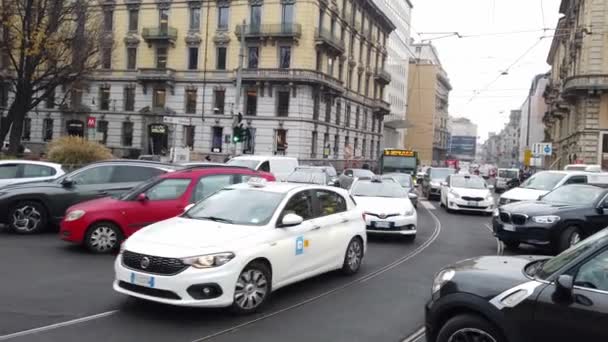 Europe Italy Milan December 2021 Congested Traffic Car Cadorna Downtown — 图库视频影像
