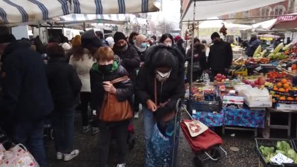 Европа Италия Милан Декабрь 2021 Люди Масках Против Эпидемии Коронавируса — стоковое видео