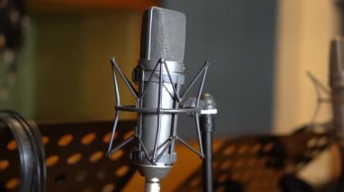 Ses kayıt stüdyosunda dublaj yapmak ve seslendirmek için profesyonel bir mikrofon çekimi. Kapat, podcast konsepti