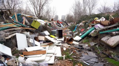 İtalya, Aralık 2021 Milano şehir merkezi yakınlarındaki yasadışı açık hava atığı (Vaiano Valle) - tonlarca çöp, doğada terk edilmiş kirletici plastik - çevresel sürdürülebilirlik ve mafya
