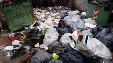 İtalya, Aralık 2021 Milano şehir merkezi yakınlarındaki yasadışı açık hava atığı (Vaiano Valle) - tonlarca çöp, doğada terk edilmiş kirletici plastik - çevresel sürdürülebilirlik ve mafya