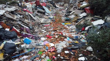 İtalya, Aralık 2021 Milano şehir merkezi yakınlarındaki yasadışı açık hava atığı (Vaiano Valle) - tonlarca çöp, doğada terk edilmiş kirletici plastik - çevresel sürdürülebilirlik ve mafya