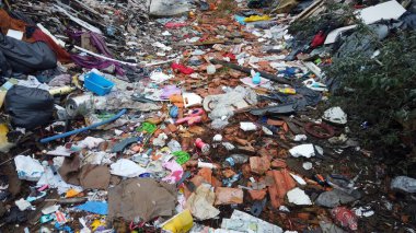 İtalya, Aralık 2021 Milano şehir merkezi yakınlarındaki yasadışı açık hava atığı (Vaiano Valle) - tonlarca çöp, doğada terk edilmiş kirletici plastik - çevresel sürdürülebilirlik ve mafya