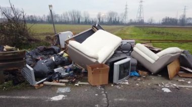 İtalya, Aralık 2021 Milano şehir merkezi yakınlarındaki yasadışı açık hava atığı (Vaiano Valle) - tonlarca çöp, doğada terk edilmiş kirletici plastik - çevresel sürdürülebilirlik ve mafya