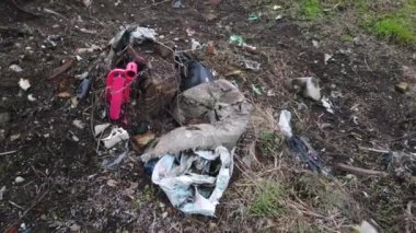 İtalya, Aralık 2021 Milano şehir merkezi yakınlarındaki yasadışı açık hava atığı (Vaiano Valle) - tonlarca çöp, doğada terk edilmiş kirletici plastik - çevresel sürdürülebilirlik ve mafya