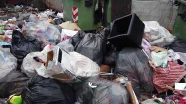 İtalya, Aralık 2021 Milano şehir merkezi yakınlarındaki yasadışı açık hava atığı (Vaiano Valle) - tonlarca çöp, doğada terk edilmiş kirletici plastik - çevresel sürdürülebilirlik ve mafya
