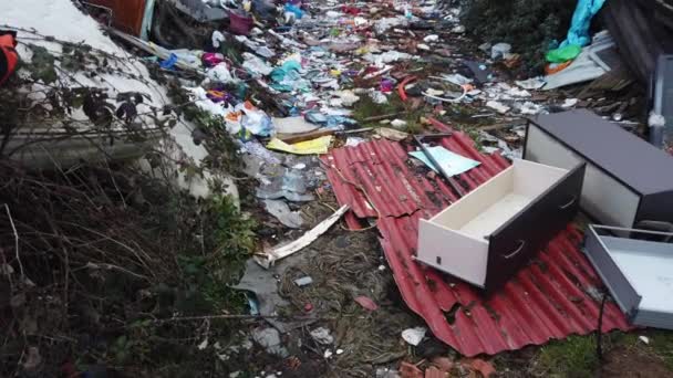 イタリア 2021年12月ミラノ市内中心部 Vaiano Valle 付近の違法屋外廃棄物ダンプ ゴミのトン 自然の中で放棄されたプラスチックの汚染 環境の持続可能性とマフィア — ストック動画