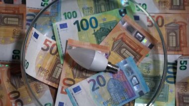 Avrupa, İtalya ve doğalgaz ve elektrik faturasının maliyetinde artış, hammadde, para avro banknotu ve düşük tüketim ve yüksek maliyetli lamba alımında fiyatların artmasına yol açıyor