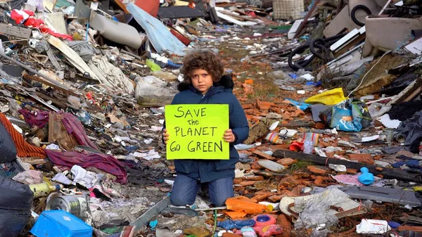 보호론자이자 학자인 어린이 보호론 자이며 보호론 자이다 쓰레기 매립지 오염에 — 스톡 사진