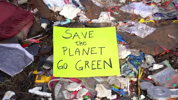 Знак Врятуй Планету Йде Зеленим Протест Проти Зміни Клімату Глобальне — стокове відео