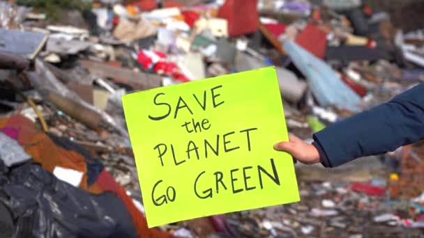 Letni Ekolog Ekolog Trzymający Znak Słowami Ratującymi Planetę Protest Przeciwko — Wideo stockowe