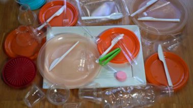 Tek kullanımlık plastik nesneler - tek kullanımlık plastik plakalar, çatallar, bıçaklar ve bardaklar - Avrupa 'da yasa tarafından yasaklanacak - iklim değişikliği ve çevre kirliliği - plastik malzemelerin geri dönüşümü