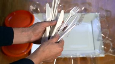 Tek kullanımlık plastik nesneler - tek kullanımlık plastik plakalar, çatallar, bıçaklar ve bardaklar - Avrupa 'da yasa tarafından yasaklanacak - iklim değişikliği ve çevre kirliliği - plastik malzemelerin geri dönüşümü