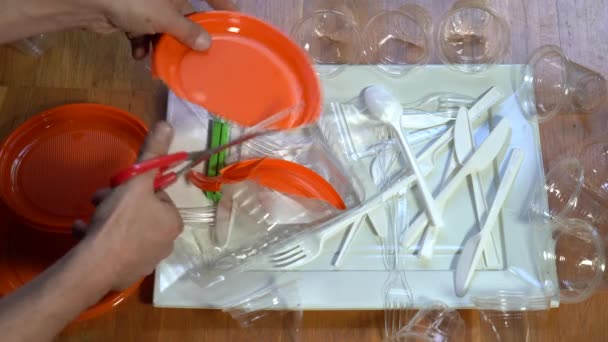 Varios Objetos Plástico Desechables Placas Plástico Desechables Tenedores Cuchillos Tazas — Vídeo de stock