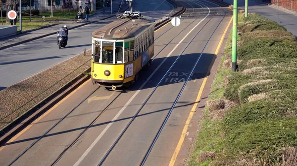 ヨーロッパ イタリア ミラノ2022年1月 旧黄色のヴィンテージ路面電車 Atm公共交通機関 — ストック写真