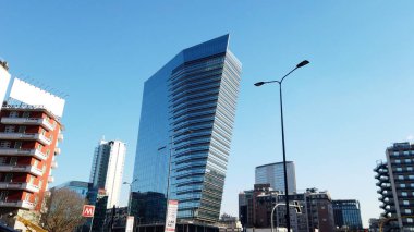 Avrupa, İtalya, Milano Ocak 2021, Covid-19 Coronavirus karantinası sırasında Gae Aulenti meydanı şehir merkezinde. 