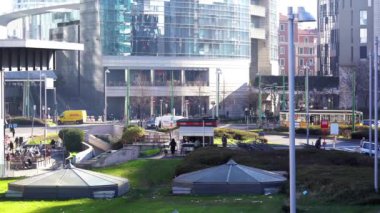 Avrupa, İtalya, Milano Ocak 2021, Covid-19 Coronavirus karantinası sırasında Gae Aulenti meydanı şehir merkezinde. 