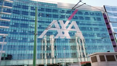 İtalya, Milan, Kasım 2020 - Coronavirus salgını salgını karantina evinde şehir merkezindeki Axa binası boş.