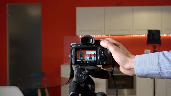 Photo Professional Photographer Filming New Flat Digital Devices Video Camera — Zdjęcie stockowe