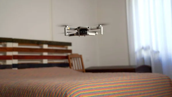 Fotografo Utilizza Drone Rilevamento Fotografia Video Dell Appartamento Degli Interni — Foto Stock