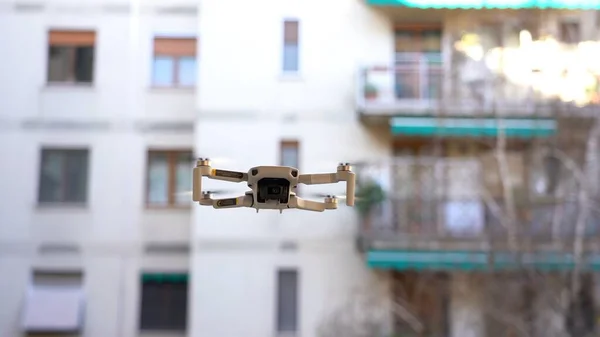 Piccolo Drone Luminoso Sul Balcone Cattura Illegalmente Finestra Interno Una — Foto Stock