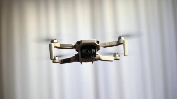 Fotógrafo Usa Drone Para Levantamento Fotografia Vídeo Apartamento Interiores Edifício — Vídeo de Stock