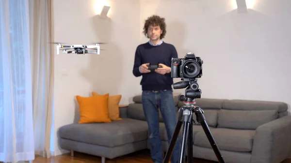 Fotografo Utilizza Drone Rilevamento Fotografia Video Dell Appartamento Degli Interni — Foto Stock