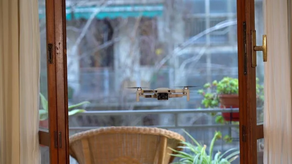 Mały Lekki Dron Balkonie Nielegalnie Przechwytuje Okno Wnętrze Domu Badania — Zdjęcie stockowe
