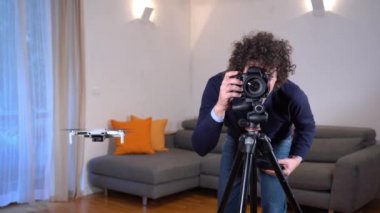 Bir fotoğrafçı, evi incelemek, fotoğraflamak ve içeriyi ve içeriyi görüntülemek için İHA kullanır. Emlak ve ev yapımı. Yeni 4K hava teknolojisi.