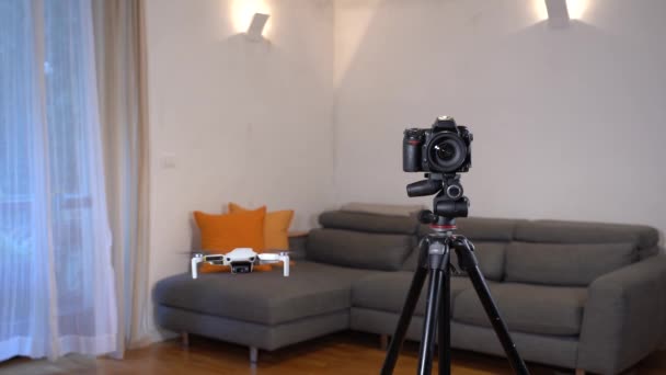 Fotós Használ Egy Drón Felmérésére Fotózás Videó Lakás Épület Belsejében — Stock videók