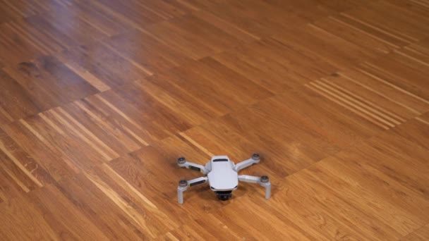 Fotógrafo Usa Drone Para Levantamento Fotografia Vídeo Apartamento Interiores Edifício — Vídeo de Stock