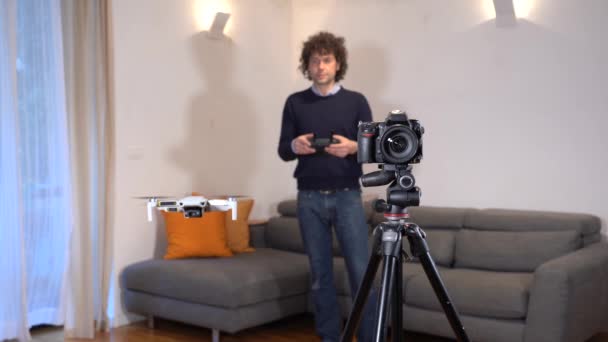Ένας Φωτογράφος Χρησιμοποιεί Ένα Drone Για Την Τοπογράφηση Φωτογραφία Και — Αρχείο Βίντεο