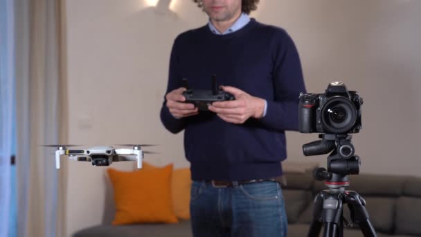 Ένας Φωτογράφος Χρησιμοποιεί Ένα Drone Για Την Τοπογράφηση Φωτογραφία Και — Αρχείο Βίντεο