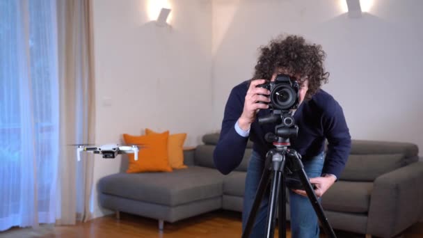 Fotógrafo Usa Drone Para Levantamento Fotografia Vídeo Apartamento Interiores Edifício — Vídeo de Stock