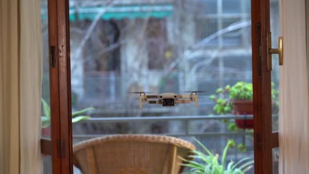 Pequeno Drone Leve Varanda Captura Ilegalmente Janela Interior Uma Casa — Vídeo de Stock