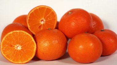 Mandalina görüntüleri, beyaz arka planda portakallar - C vitamini ve kış boyunca mevsimlik meyveler