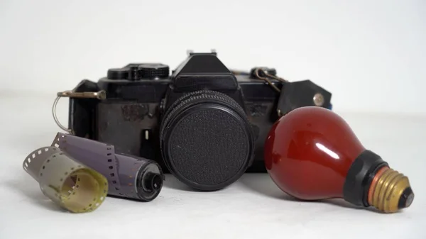 Zbliżenie Zabytkowej Kamery Odblaskowej Film Ujemny Żarówka Czerwona Drukowania Czarno — Zdjęcie stockowe