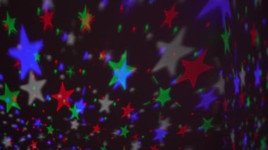 Çocuklar projektör duvardaki renkli yıldızları yansıtıyor. Psikedelik gece gökyüzü efekti yaratıyor. Gökyüzündeki yıldızlarla dolu renkli bir arka plan.