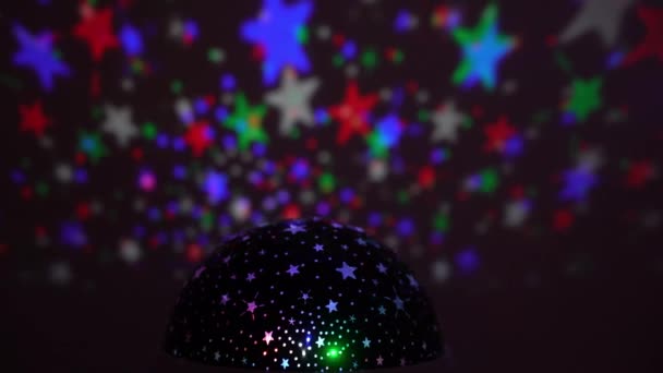Děti Projektor Odráží Pohybující Barevné Hvězdy Stěně Vytváří Psychedelický Noční — Stock video