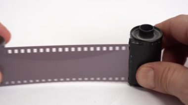 Negatif filmle bir insanın elinin yakın çekim görüntüleri.  