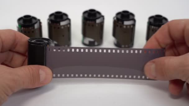 Negatif Filmle Bir Insanın Elinin Yakın Çekim Görüntüleri — Stok video