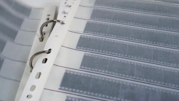 Primo Piano Filmato Della Mano Una Persona Con Quaderno Bianco — Video Stock